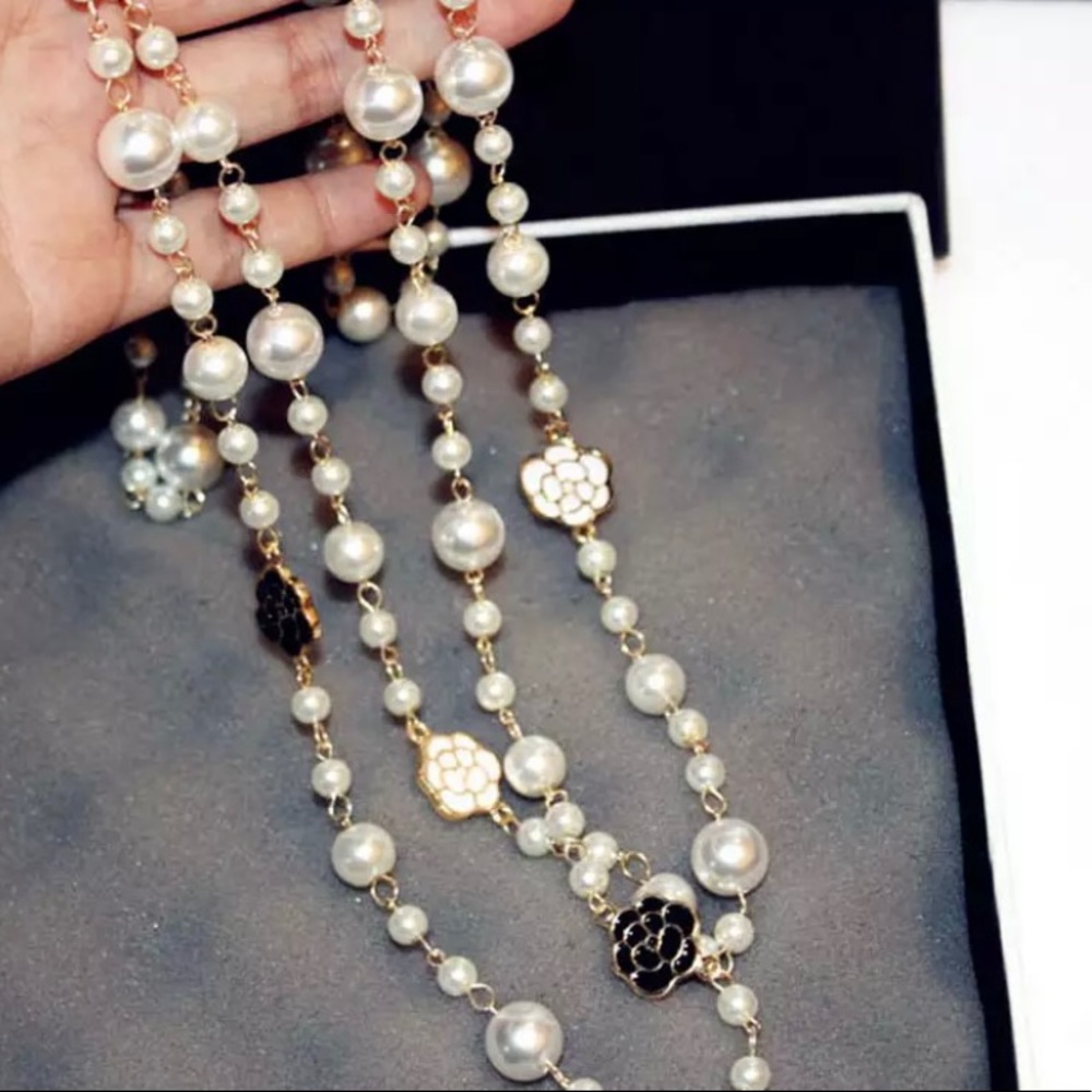 Long pearl necklace Chanel intimate jewelry